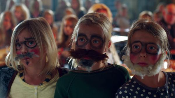 Bild 1 von 7: Tiina (Aura Mikkonen), Hanna (Emilia Paasonen) und Ella (Freja Teijonsalo, 3 v.li.) versuchen mit allen Mitteln, ihr Ziel zu erreichen.