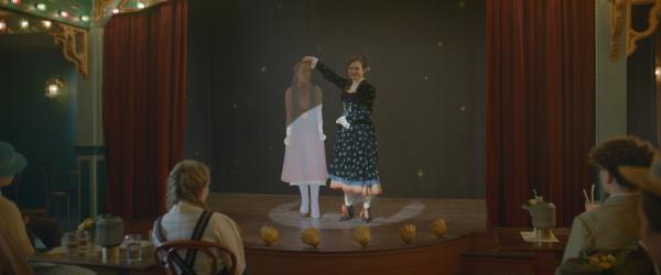 Bild 1 von 3: Josie (Yuki Sutton, rechts) hat Theo (Eloise Little, links) in ein Papierpüppchen verwandelt.