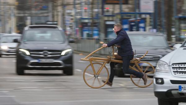 Bild 1 von 4: In Mannheim erfindet Karl Drais aus der Not heraus ein Fahrzeug ohne Pferde: Seine Draisine ist der Vorläufer des ersten Fahrrads.