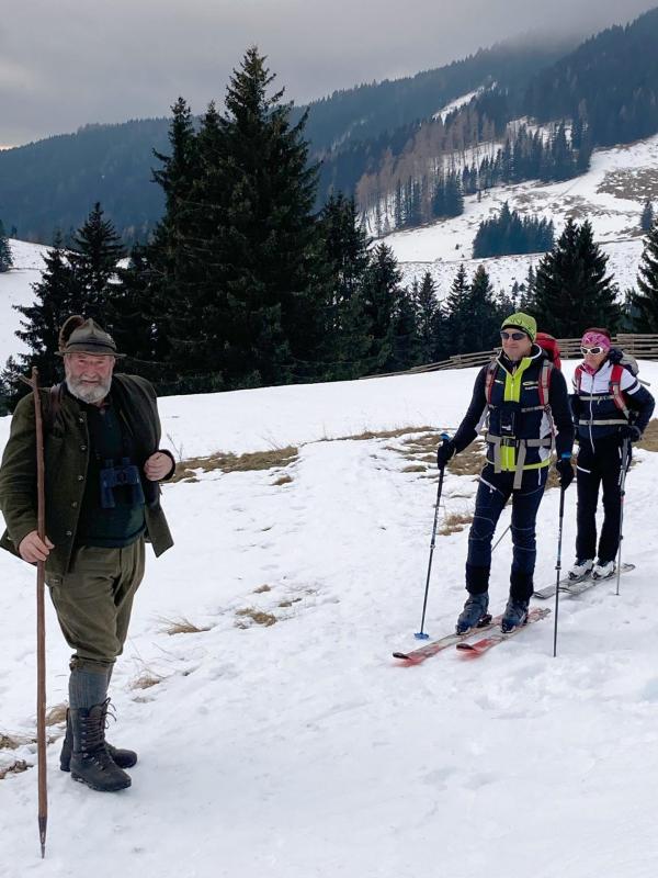 Bild 1 von 3: Im Bild: Jäger Rupert Benedikt mit Tourenskigeher.