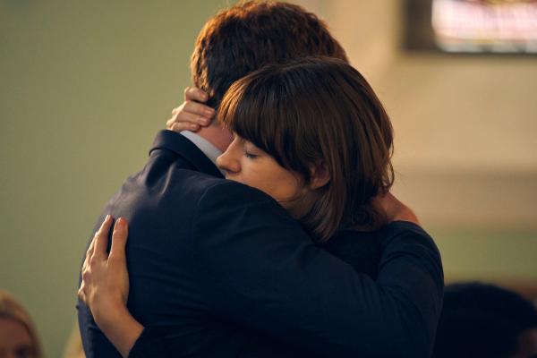 Bild 1 von 3: Marianne (Daisy Edgar-Jones) ist in dieser schweren Zeit für Connell (Paul Mescal) da. Als sich die beiden wiedersehen, hat Marianne Connell etwas wichtiges zu sagen.