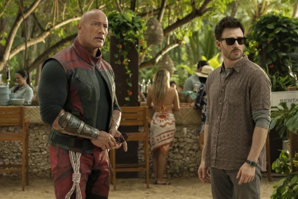 Bild 1 von 8: Callum Drift (Dwayne Johnson, l.); Jack O'Malley (Chris Evans, r.)