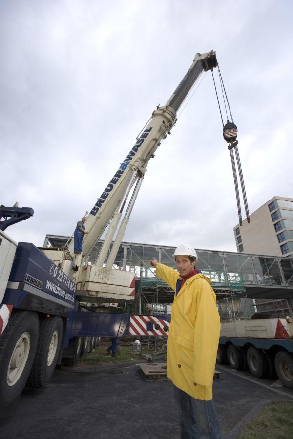 Bild 1 von 5: Willi bei einem Kraneinsatz am Düsseldorfer Flughafen.