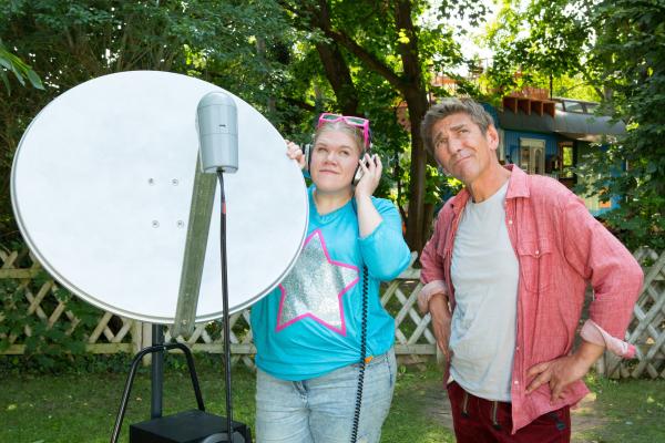 Bild 1 von 4: Dani Paschulke (Gisa Flake, links) ist überzeugt: In der Nacht ist über Bärstadt ein UFO abgestürzt. Sie will Kontakt zu den Außerirdischen aufnehmen. Doch Fritz Fuchs (Guido Hammesfahr, rechts) vermutet eine andere Ursache hinter den rätselhaften Lichtern am Nachthimmel.