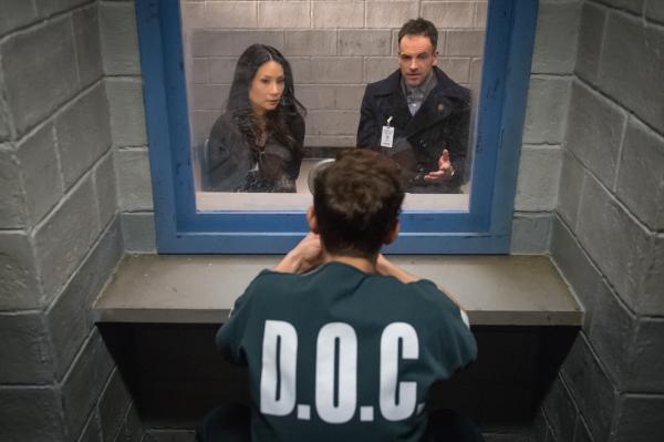 Bild 1 von 11: Ausgerechnet ein Mitglied der anonymen Hackertruppe, mit der sie zusammenarbeiten, wurde ermordet. Werden Holmes (Jonny Lee Miller, r.) und Watson (Lucy Liu, l.) den Mörder finden?