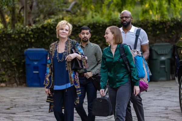 Bild 1 von 3: Deborah (Jean Smart, l.) lädt Ava (Hannah Einbinder, 2.v.r.), Marcus (Carl Clemons-Hopkins, r.) und Damien (Mark Indelicato, 2.v.l.) in ihre luxuriöse Zweitvilla in Los Angeles ein - der perfekte Ort, um ihr mit Spannung erwartetes Stand-up-Special zu planen. Doch zwischen Palmen und Pool brodelt es bald nicht nur kreativ.