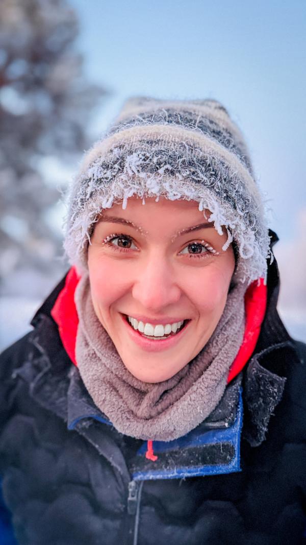 Bild 1 von 15: Hannah Emde erlebt in Finnland wie sich minus 30 Grad Celsius anfühlen. Sogar die Wimpern frieren ein. Um sich trotzdem warm zu halten, hilft es viele wärmende Schichten übereinander zu tragen. Die Luft zwischen den Schichten verbessert die Wärmedämmung.