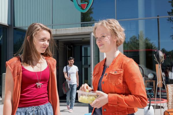 Bild 1 von 20: Nele (Hanna-Sophie Stölzel, links) und Martha (Luna Kuse) sind optimistisch, so schlimm kann es im Sportinternat nicht werden. Sie haben Direktor Chung (Ill-Young Kim, hinten) ihr Ehrenwort gegeben und wollen mit den Sportlern klarkommen.