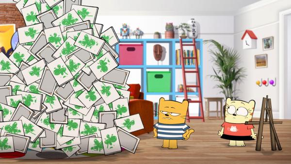 Bild 1 von 3: Moon sieht, dass Ollie keine vierblättrigen Kleeblätter malen kann.