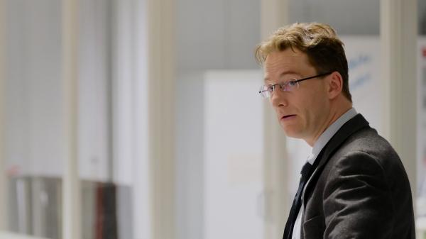 Bild 1 von 10: Patrick Lemke (Alexander Fehling) gerät immer wieder mit BND-Mann Behrens aneinander.