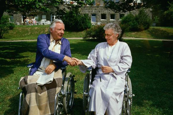Bild 1 von 1: Max Seidelbach (Hans Caninenberg) und Olga Herbold (Edda Seipel) haben sich angefreundet und wollen sich die Zeit, die sie noch in der Klinik verbringen müssen, so angenehm wie möglich miteinander vertreiben.