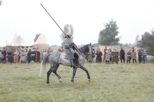 Bild 1 von 1: Ein Ritter auf dem Weg zum Buhurt. Bei dieser frühen Turnierform kämpften zwei Reitergruppen in Scheingefechten gegeneinander. Trotz der eigentlich friedlichen Übung wurden bei jedem dieser Turniere viele Ritter und Edelknechte schwer verletzt oder fanden den Tod.