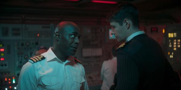 Bild 1 von 10: Kommandant Newsome (Paterson Joseph, l.) und Matthew Doward (Lorne MacFadyen, r.), der den ermordeten Craig Burke am Sonar ersetzte.