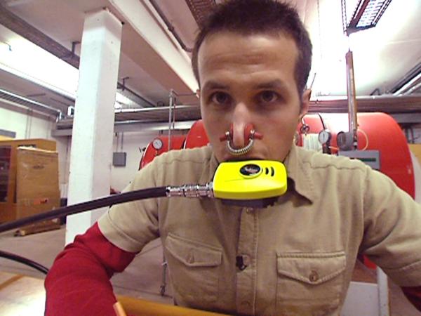 Bild 1 von 2: Willi mit einer Nasenklemme im ESA-Trainingszentrum, der Ausbildungsstätte für Astronauten. Er trainiert in einer Zentrifuge, auf einem Drehstuhl, der sein Gleichgewichtssinn testet, und simuliert einen Notfall in der Raumstation.