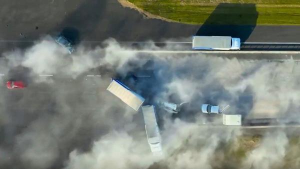 Bild 1 von 4: Der Megacrash aus der Vogelperspektive: Acht Fahrzeuge rasen bei dem Experiment auf einem Flugplatz an Schottlands Westküste ineinander. Die Auswertung der dabei gesammelten Daten soll der Unfallforschung wertvolle Erkenntnisse liefern.