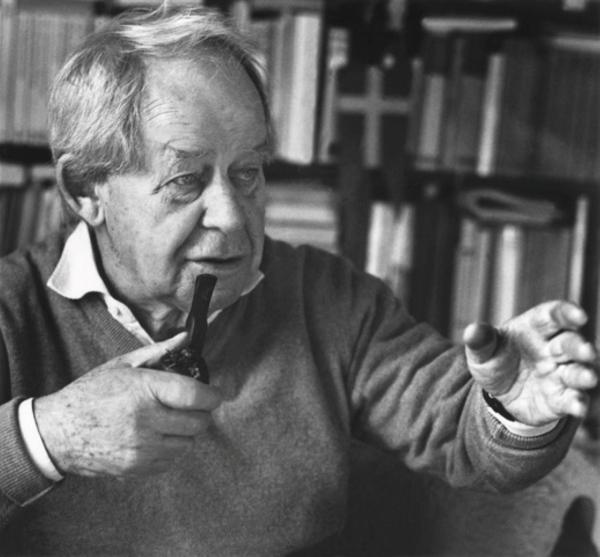 Bild 1 von 8: Bis zu seinem Tod am 17. Oktober 2008 blieb Siegfried Lenz ein Autor mit Haltung. Themen wie Pflicht und individuelle Verantwortung in autoritären Systemen durchziehen seine Werke und verleihen ihnen angesichts heutiger politischer Konflikte neue Relevanz.