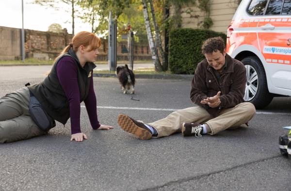Bild 1 von 10: Der Dresdner Assistenzarzt Enno Wehl (David Hugo Schmitz) ist gestolpert, weil ihm Mogli, der bellende Hund der Tierheim-Mitarbeiterin Rena Molst (Lilly Charlotte Dreesen), Angst gemacht hat.