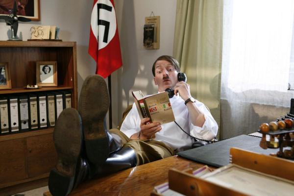 Bild 1 von 11: Auch ein Hitler (Michael Kessler) darf mal die Füße hochlegen ...