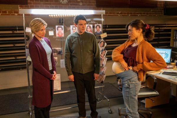 Bild 1 von 5: Für einen Undercover-Einsatz begibt man sich gerne mal in eine fremde Rolle: So auch Kriminalkommissarin Lea Gomez (Jasmin Gassmann, r.), die sich noch an ihren neuen Babybauch gewöhnen muss. Um die Person ausfindig zu machen, die die Hebamme Saskia Drechsler auf dem Gewissen hat, gibt das Team der \