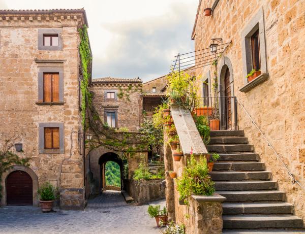 Bild 1 von 1: Idyllische innere Gasse der Civita di Bagnoregio, einer mittelalterlichen Geisterstadt, erbaut über einem Plateau aus bröckeligem vulkanischem Tuff, in Latium, Mittelitalien.