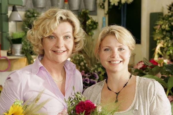 Bild 1 von 19: Die junge Witwe Peggy (Annette Frier, r.) betreibt zusammen mit ihrer Mutter (Saskia Vester, l.) einen Blumenladen. Neben den bunten Gewächsen versucht Mama Schenk auch ihre Tochter wieder \