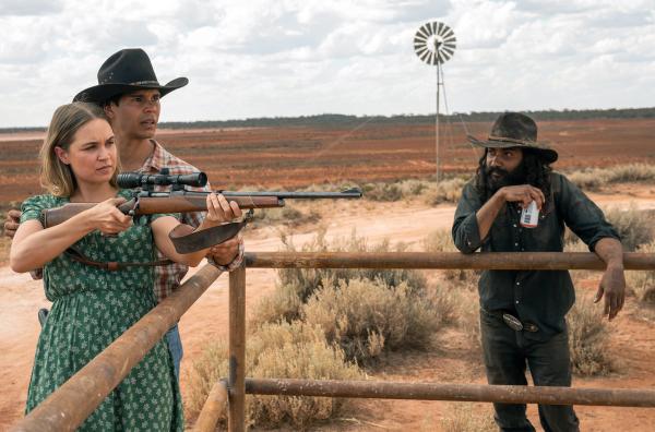 Bild 1 von 6: Mary (Tuuli Narkle, li.), Jay (Mark Coles Smith, Mi.) und Sputty (Clarence Ryan, re.) im Outback