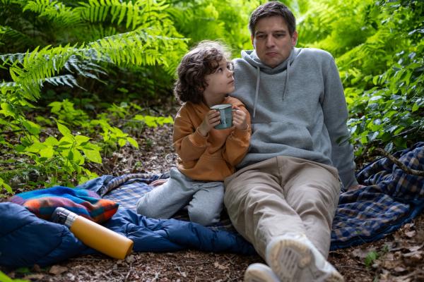 Bild 1 von 13: Moritz Brück (Robert Finster, r.) ist mit seinem Sohn Theo (Theo Hache, l.) beim Campen im Wald, als ihn die Nachricht vom Tod seiner Frau erreicht.