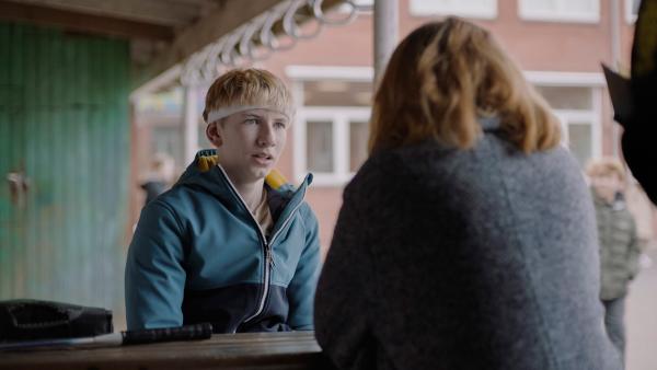 Bild 1 von 3: Anker (Julius Stage Melchiorsen, links) versucht, sich vor Malou (Julia Agnete Vang) zu verteidigen.