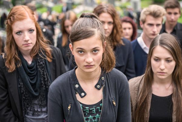 Bild 1 von 15: Philine Schmölzer (Melanie Steiner), Julia Herzog (Ivonne).