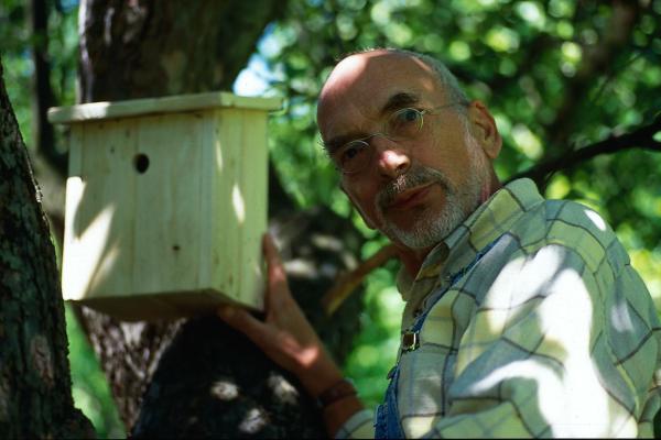 Bild 1 von 4: Peter (Peter Lustig) bringt einen Nistkasten für Sperlinge in seinem Garten an, selbst gebaut natürlich.