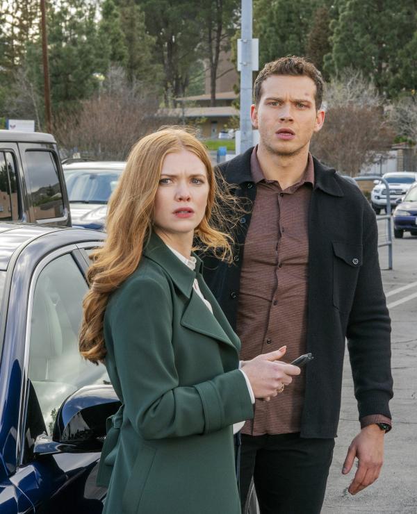 Bild 1 von 8: Taylor Kelly (Megan West, l.); Evan \