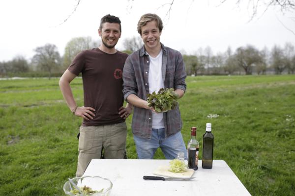 Bild 1 von 4: Checker Tobi (re.) mit Gärtner Benny Schöpf vom Kartoffelkombinat München