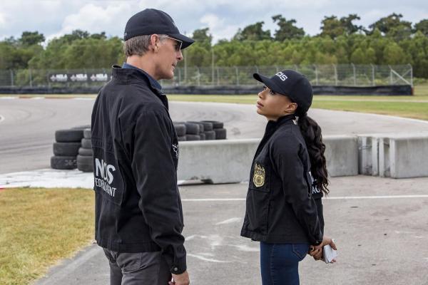 Bild 1 von 15: Pride (Scott Bakula, l.) und Percy (Shalita Grant, r.) nehmen die Ermittlungen auf, als es bei einem gefährlichen Autorennen zu fatalen Folgen für einen Marine Unteroffizier kommt ...