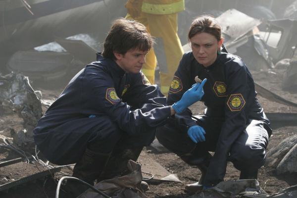 Bild 1 von 9: Dr. Addy (Eric Millegan, l.); Dr. Brennan (Emily Deschanel, r.)