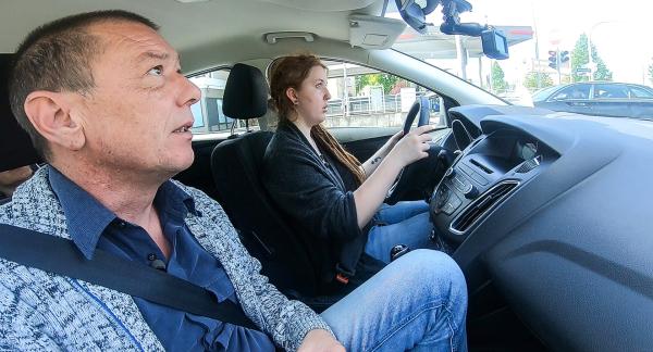 Bild 1 von 3: Anna während einer Fahrstunde, kurz vor der Prüfung.