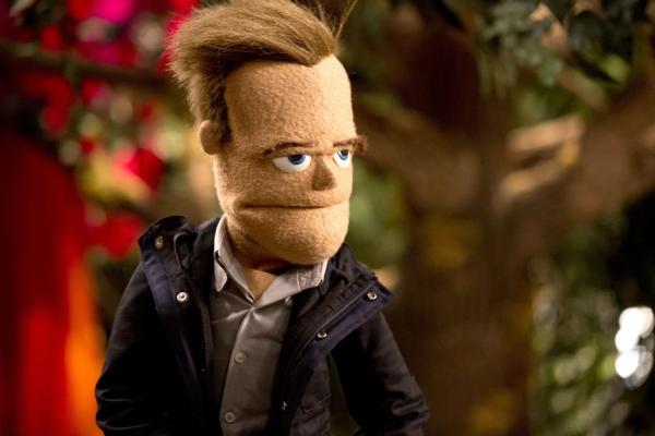 Bild 1 von 18: Von der Idee eine Puppentherapie zu machen, ist Jeff (Joel McHale) nicht gerade sehr angetan. Dennoch lässt er sich auf die skurrile Behandlungsmethode ein ...