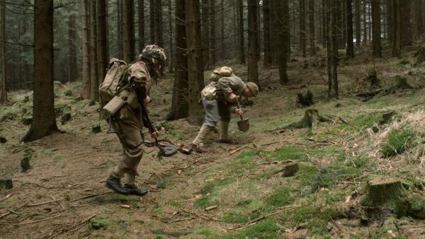 Bild 1 von 6: Szenische Rekonstruktion der Suche einer US-Sondereinheit auf tschechoslowakischem Gebiet nach Kriegsende.