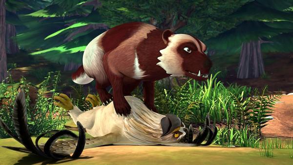 Bild 1 von 7: Ein Bärenmarder schnappt sich Akka und Gorgo. Ob ihnen der Stein der Entscheidung auch jetzt weiterhelfen kann?