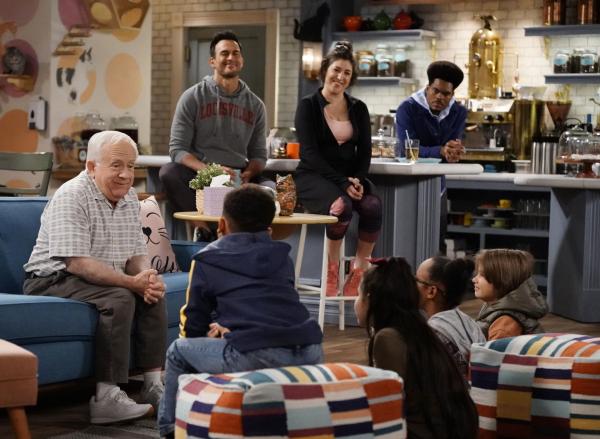 Bild 1 von 16: (v.l.n.r.) Phil (Leslie Jordan); Max (Cheyenne Jackson); Kat (Mayim Bialik); Carter (Julian Gant)