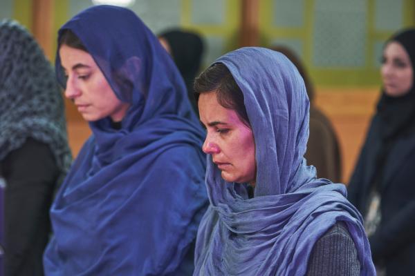 Bild 1 von 4: Viele Verwandte wie Shazia Riaz (Zahra Ahmadi, l.) haben sich zur Trauerfeier eingefunden. Für die Mutter des Opfers Miriam Rahman (Rina Mahoney, r.) ist der Gedanke, dass der Mörder noch frei herumläuft, schwer zu ertragen.