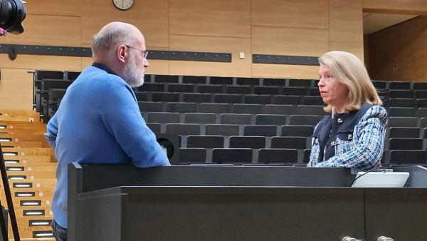 Bild 1 von 3: Harald Lesch trifft am Universitätsklinikum Magdeburg die Professorin Ute Seeland, deren Forschungsgebiet die geschlechtersensible Medizin ist. Bis heute werden bei der Diagnostik und der Therapie fast keine geschlechtsspezifischen Unterschiede gemacht. Häufig ein fataler Fehler! Frauen wie Männer könnten von ihrer individuelleren Medizin entscheidend profitieren.