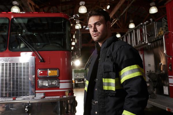 Bild 1 von 19: (5. Staffel) - Eddie Diaz (Ryan Guzman)
