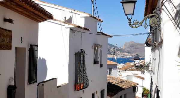 Bild 1 von 4: Weiße Fassaden in Altea - typisch für die Häuser an der Costa Blanca.