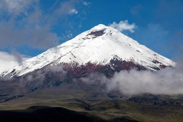 Bild 1 von 1: Im Bild: Zahlreiche schneebedeckte Vulkane wie der Cotopaxi umgeben Quito, die Hauptstadt von Ecuador. Was wenige wissen: Sie bilden zugleich die höchsten Punkte der Erde. Vom Erdmittelpunkt gemessen sind sie höher als der Himalaya, da die Erde rund um den Äquator dicker ist.