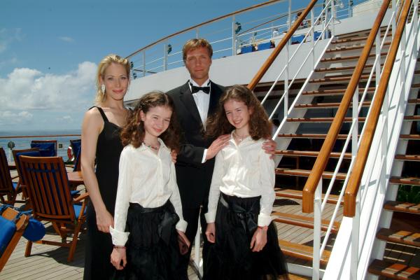 Bild 1 von 9: Familie Jahn: Claudia (Stephanie Japp, l.), Friederike (Katrin Brardt, 2.v.l.), Peter (Patrik Fichte, 2.v.r.) und Lara (Wiebke Brardt, r.).