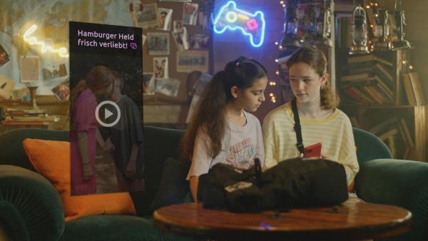Bild 1 von 4: Ob das echt ist? Leo (Charlotte Farhadi, rechts) zeigt Jasina (Sophia Grande) ein Video von Moritz.
