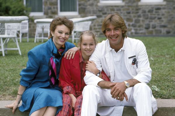 Bild 1 von 1: Dr. Katarina Gessner (Ilona Grübel, l.) Angie (Angelika Reißner, M.) und Dr. Udo Brinkmann (Sascha Hehn, r.).