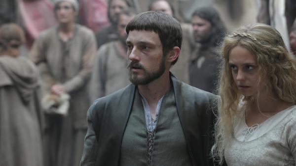 Bild 1 von 15: Otfried (Volker Bruch) mit seiner jungen Braut Radegund (Muriel Wimmer) auf dem Markt von Tremmlingen.