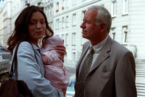 Bild 1 von 7: Im Bild: Arthur Laubach holt Elke Torberg und das Baby Maria Anna ab um gemeinsam zum Jugendamt zu fahren (v.li.: Marion Mitterhammer, Peter Bongartz).