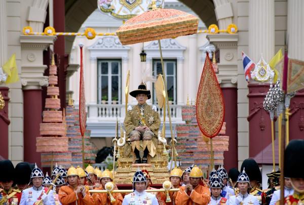 Bild 1 von 4: Maha Vajiralongkorn bei seiner eigenen Krönung.